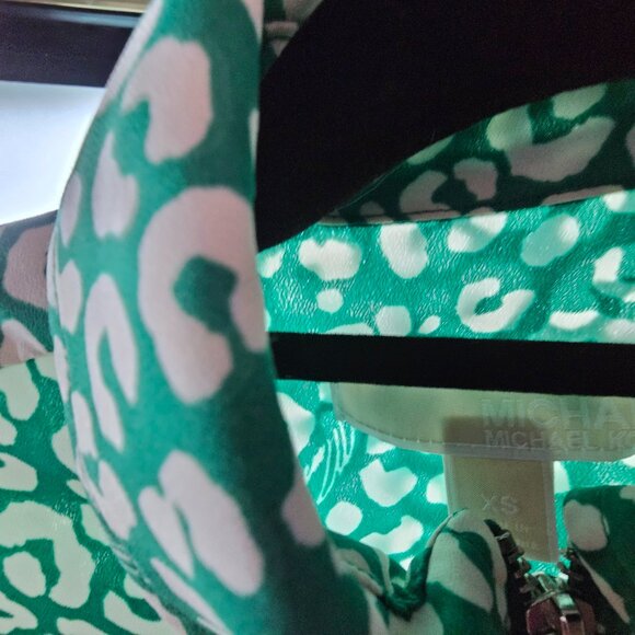 Michael Kors Green Animal Print Blouse – Size XS - Picture 4 of 7